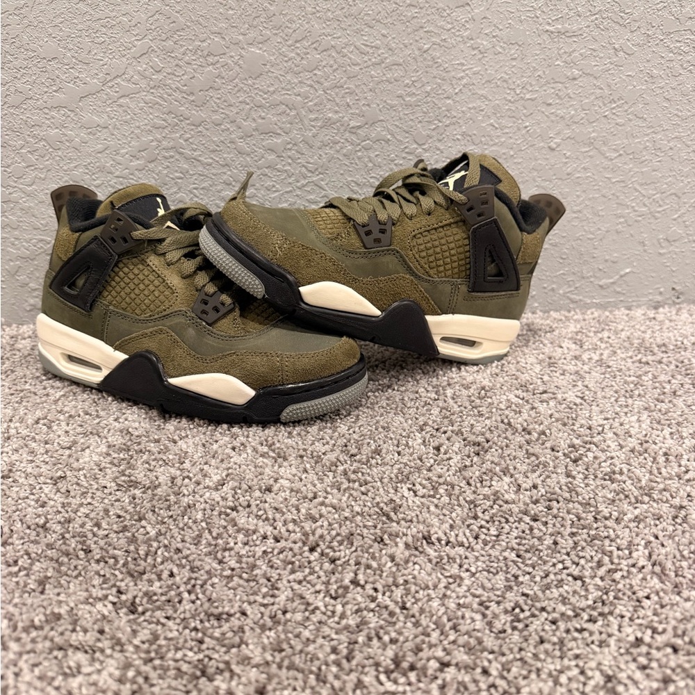 Nike boys Jordan 4 Craft Medium Size 3.5 Boys